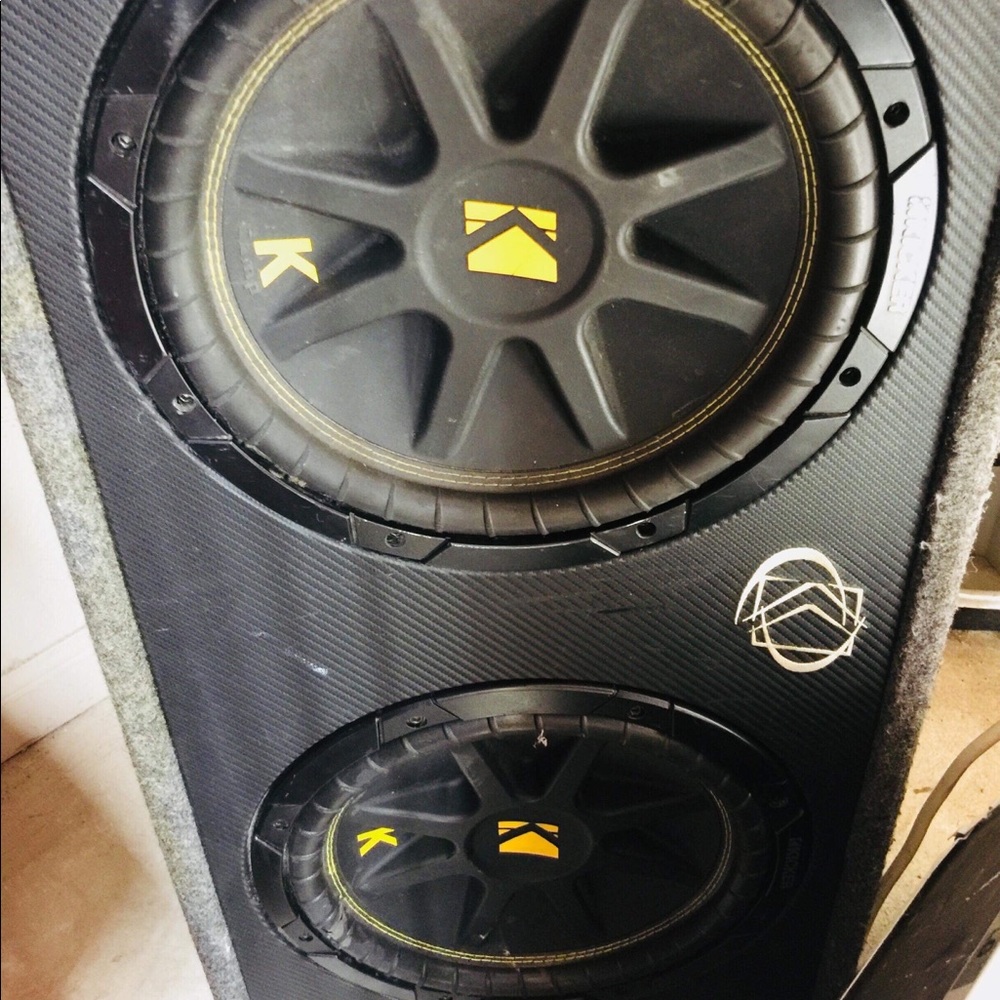 2 12’s kickers. Airflow tunnel in the back
